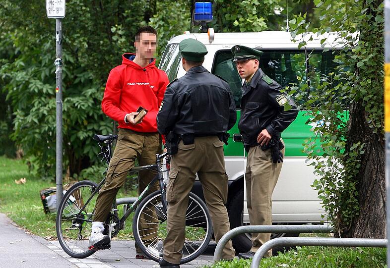 Radler-Kontrollen für mehr Sicherheit auf den Straßen? Polizisten nehmen in München einen Radler unter die Lupe.