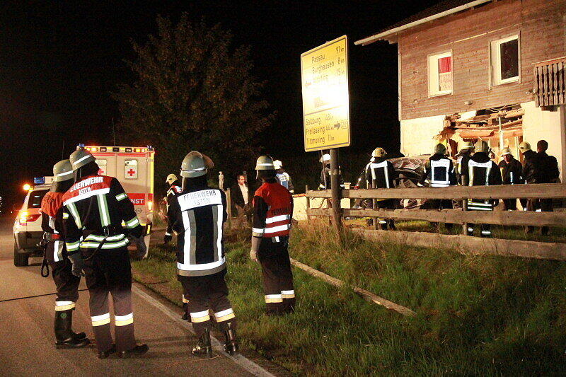 Ende einer Suff-Fahrt: Ein junger GTI-Fahrer hat die Kontrolle über sein Auto verlorenen und landete in der Hausmauer eines Swinger-Clubs. Die Bilder