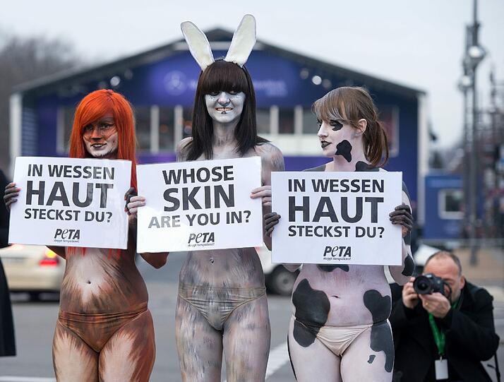 Mitlieder der Tierschutzorganisation Peta demonstrierten am Dienstag gegen die Fashion Week. Die Bilder!