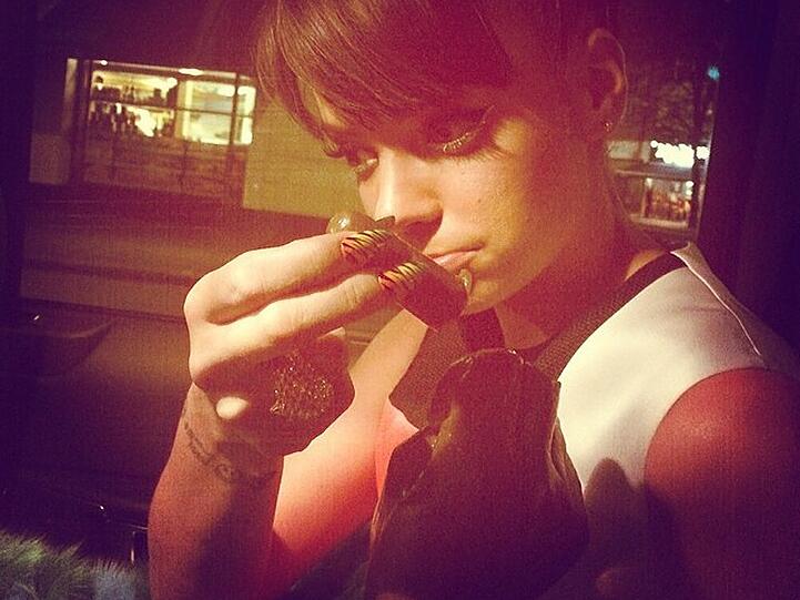 Wen hat Lily Allen wohl mit dem Mittelfinger ihrer Trophäe gepickst, dass die so schnell abbrach?