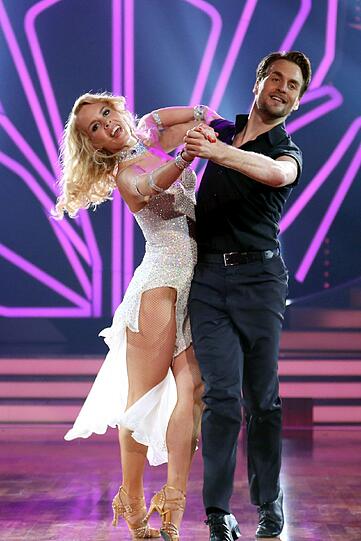 Favoriten auf den Sieg: Alexander Klaws und Isabel Edvardsson bei einem ihrer Tänze.
