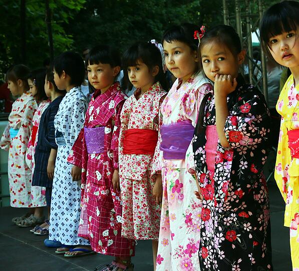 Kinder der Japanischen Samstagsschule bei einer Tanzvorführung