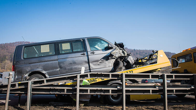 Der Gefangenentransporter kollidierte mit einem Lkw, alle acht Insassen werden teils schwer verletzt.