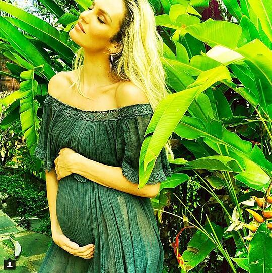 Im Dezember 2017 gibt Model Candice Swanepoel mit diesem Foto ihre Schwangerschaft bekannt.