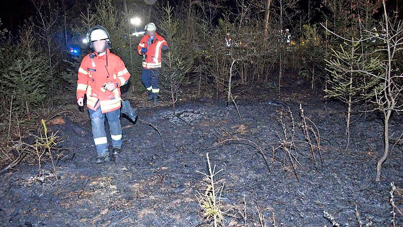 Zwei Mal musste die Feuerwehr in Grasbrunn an Ostern ausrücken. Zunächst brannte ein Pkw, dann ein Waldstück. Steckt der selbe Täter dahinter?