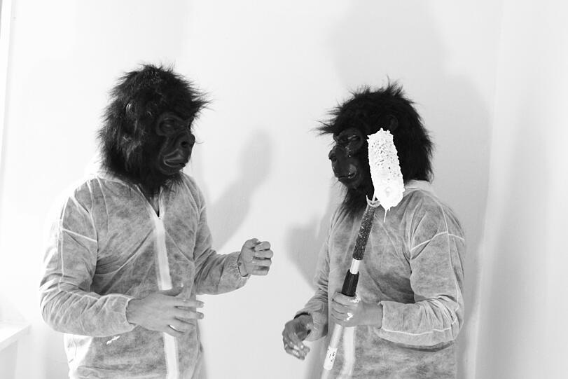 Mit Gorillamasken sanieren Goldgrund Aktivisten eine Wohnung in der Müllerstraße, die die Stadt abreißen wollte.