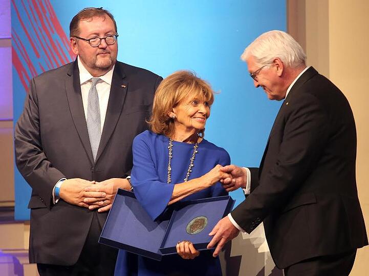 Frank-Walter Steinmeier (r) und Walter Homolka bei der Überreichung der Ernst Ludwig Ehrlich Madaille an C. Knobloch. Foto: Wolfgang Kumm/dpa