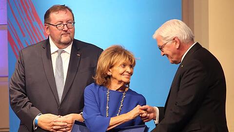 Frank-Walter Steinmeier (r) und Walter Homolka bei der Überreichung der Ernst Ludwig Ehrlich Madaille an C. Knobloch. Foto: Wolfgang Kumm/dpa