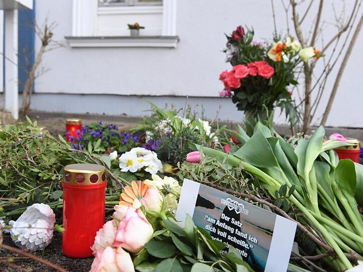 Blumen, Karten und Kerzen erinnern in Zinnowitz an die getötete Maria.