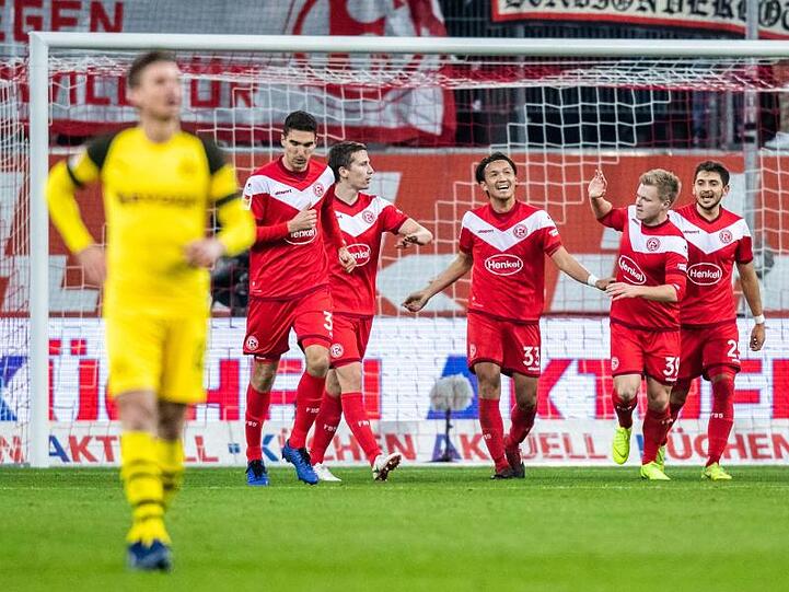 Die Spieler von Fortuna Düsseldorf feiern das 2:0 gegen Borussia Dortmund.