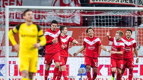 Die Spieler von Fortuna Düsseldorf feiern das 2:0 gegen Borussia Dortmund.