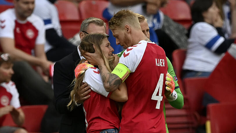 Dänemarks Kapitän Simon Kjaer tröstet die Freundin von Eriksen. Dänemarks Kapitän Simon Kjaer tröstet die Freundin von Eriksen.
