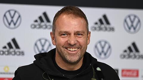 "Die Stimmung in der Mannschaft ist in Ordnung", gibt Bundestrainer Hansi Flick bei der Pressekonferenz Auskunft.
