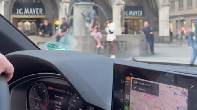 Die US-Touristen landeten mit ihrem Auto mitten auf dem Marienplatz.