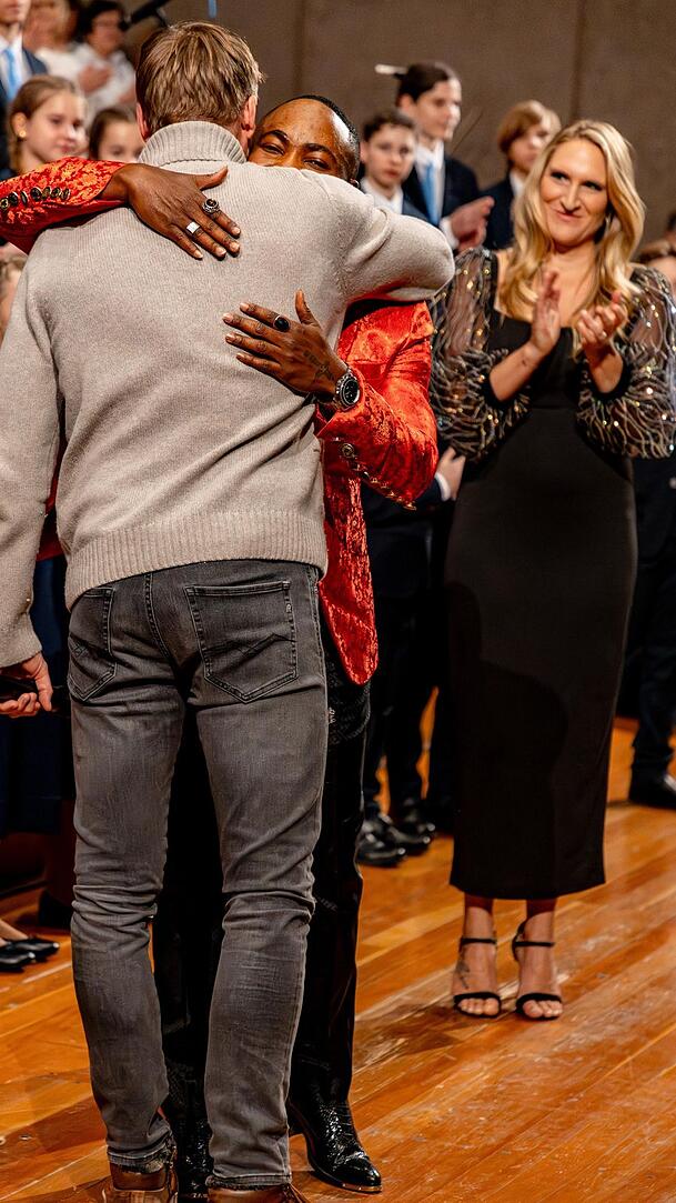 Christian Lell umarmt seinen Kumpel Mano Michael beim Auftritt in der Residenz Christian Lell umarmt seinen Kumpel Mano Michael beim Auftritt in der Residenz