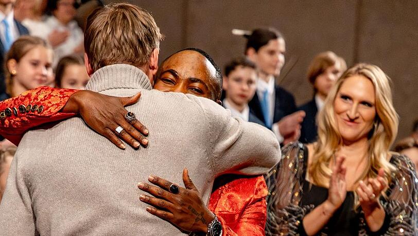 Christian Lell umarmt seinen Kumpel Mano Michael beim Auftritt in der Residenz