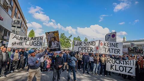 W&uuml;tender Protest von Sparkassenkunden Anfang Mai. Jetzt beginnt die juristische Aufarbeitung des Millionen-Einbruchs. (Archivfoto)