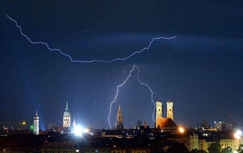 Messungen haben ergeben, dass in jährlich etwa München 666 Blitze einschlagen. (Archivbild)
