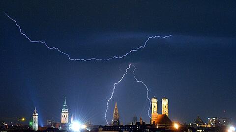 Blitze über der Münchner Skyline.