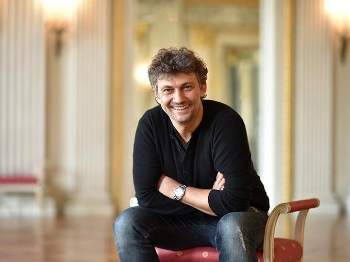 Der Opernsänger Jonas Kaufmann sitzt in der Bayerischen Staatsoper. Foto: Angelika Warmuth/Archivbild