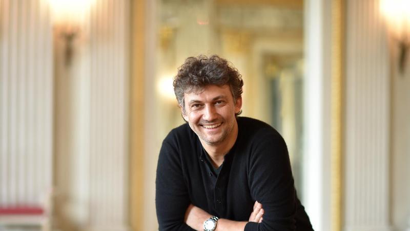 Der Opernsänger Jonas Kaufmann sitzt in der Bayerischen Staatsoper. Foto: Angelika Warmuth/Archivbild Der Opernsänger Jonas Kaufmann sitzt in der Bayerischen Staatsoper. Foto: Angelika Warmuth/Archivbild