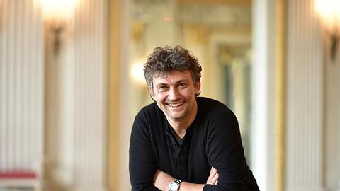 Der Opernsänger Jonas Kaufmann sitzt in der Bayerischen Staatsoper. Foto: Angelika Warmuth/Archivbild