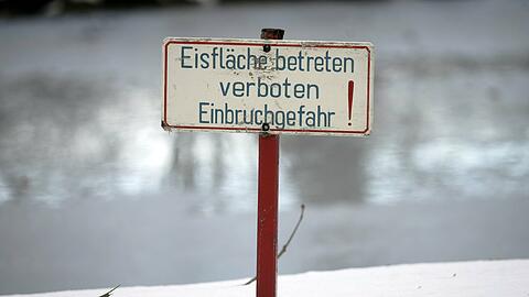 Die Eisflächen von Münchens Gewässern sind noch nicht tragfähig, warnt die Wasserwacht.