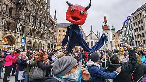 Eine Polonaise von Corona-Demonstranten auf dem Marienplatz.