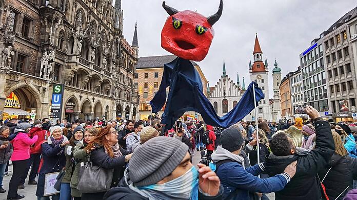 Eine Polonaise von Corona-Demonstranten auf dem Marienplatz.