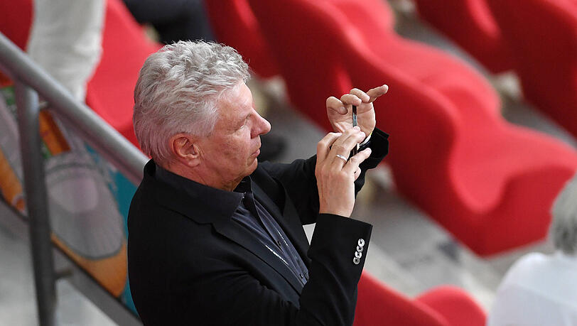 OB Dieter Reiter macht ein Foto im Stadion – eine Maske trägt er dabei nicht. OB Dieter Reiter macht ein Foto im Stadion – eine Maske trägt er dabei nicht.