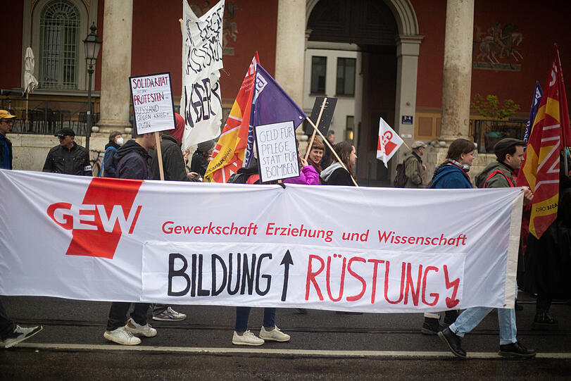 Großer Demozug durch München am Tag der Arbeit. Rund 4.000 Menschen beteiligten sich an der Kundgebung. Die Bilder.