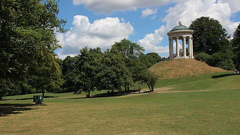 Der Englische Garten in München, im Hintergrund ist der Monopteros zu sehen.