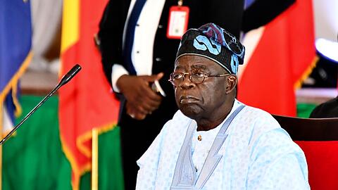 Der nigerianische Präsident Bola Tinubu nimmt an der Ecowas-Sitzung in Abuja teil.