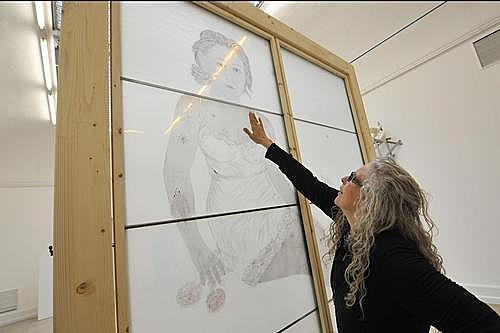 Frauen unter sich: Kiki Smith mit einem ihrer Glasfenster in der Nürnberger Kunsthalle.