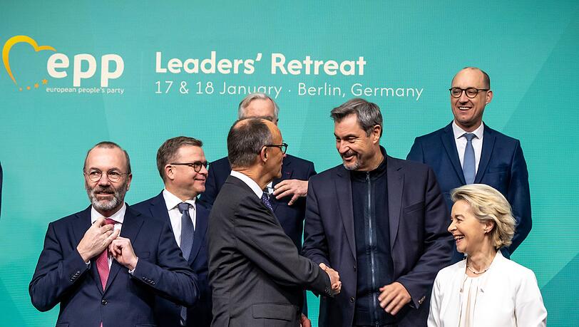 Die Parteienfamilie der EVP um ihren Vorsitzenden Manfred Weber (links) ist in Brüssel die Heimat von CDU und CSU. (Archivbild) Die Parteienfamilie der EVP um ihren Vorsitzenden Manfred Weber (links) ist in Brüssel die Heimat von CDU und CSU. (Archivbild)