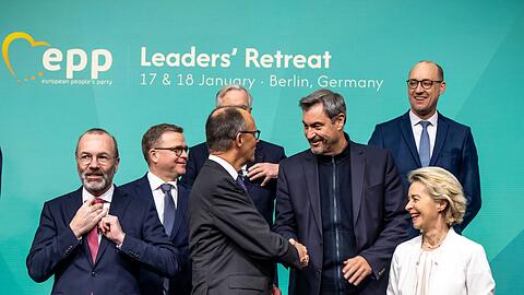 Die Parteienfamilie der EVP um ihren Vorsitzenden Manfred Weber (links) ist in Br&uuml;ssel die Heimat von CDU und CSU. (Archivbild)