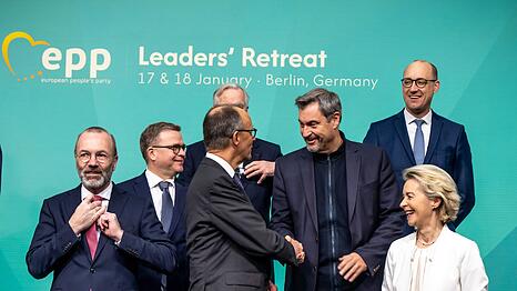 Die Parteienfamilie der EVP um ihren Vorsitzenden Manfred Weber (links) ist in Br&uuml;ssel die Heimat von CDU und CSU. (Archivbild)