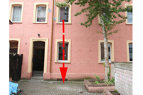Aus diesem Fenster fiel das Kind auf das harte Pflaster.