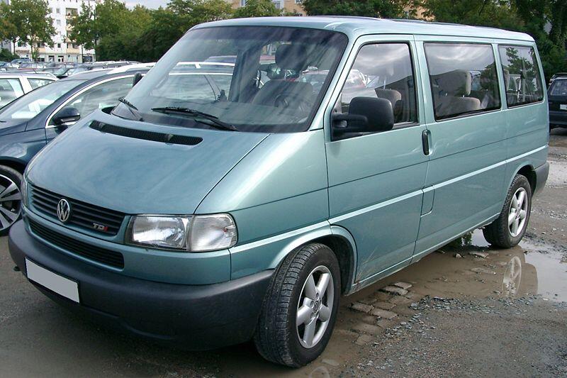 Mit seinem Familienbus ist der Vater eine Böschung hinaufgerast. (Archivbild)
