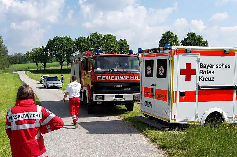 Ein Spaziergang mit bösen Folgen: Einem 25-Jährigen ist sein Auto in die Bina gerollt.
