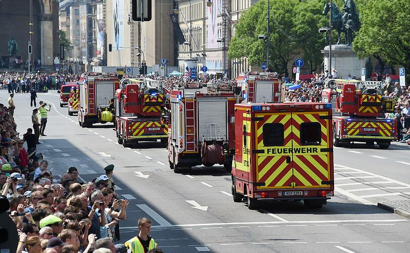 München feiert das 150-jährige Bestehen ihrer Feuerwehr mit einer großen Parade.