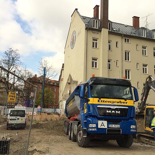 Das schöne gelbe Nachbarhaus, wo früher der rote Bau mit der Rubybar angrenzte, muss stabilisiert werden.