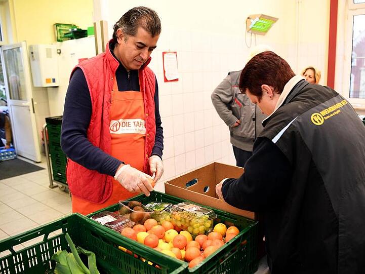 Mitarbeiter der Bremerhavener Tafel bereiten Obst und Gemüse vor. In keiner Stadt bundesweit leben so viele überschuldete Menschen wie in Bremerhaven.