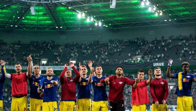Die RB-Spieler feiern vor ihren Fans den Sieg in Gladbach. Die RB-Spieler feiern vor ihren Fans den Sieg in Gladbach.