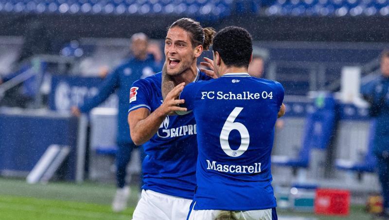 Schalkes Torschütze Goncalo Paciencia (l) und Omar Mascarell bejubeln den Ausgleichstreffer.