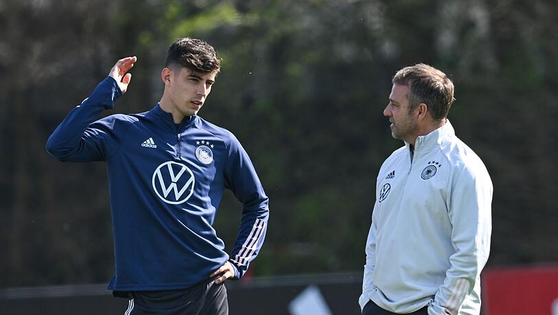 Bundestrainer Hansi Flick (r) spricht beim Training mit Kai Havertz.