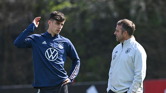 Bundestrainer Hansi Flick (r) spricht beim Training mit Kai Havertz.