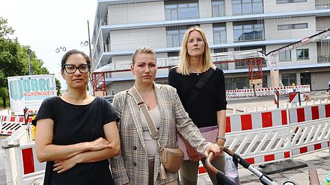 Südseite der Boschetsrieder Straße, im Hintergrund: die neue Interims-Grundschule an der Aidenbachstraße. Viele Eltern wie Sonja Müller-Zelles, Anna Schneider und Nicole Graff-Keller protestieren und finden, dass nicht genug für die Sicherheit an der Kreuzung getan wird. Sie fühlen sich mit ihren Sorgen von der Stadt allein gelassen.