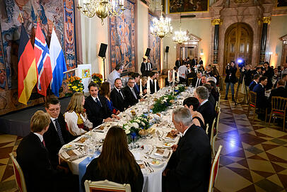 Rechts von Prinz Haakon sitzen die Wittelsbacher, während links Florian Herrrmann, Fürstin Gloria und die Neureuthers dinieren Rechts von Prinz Haakon sitzen die Wittelsbacher, während links Florian Herrrmann, Fürstin Gloria und die Neureuthers dinieren