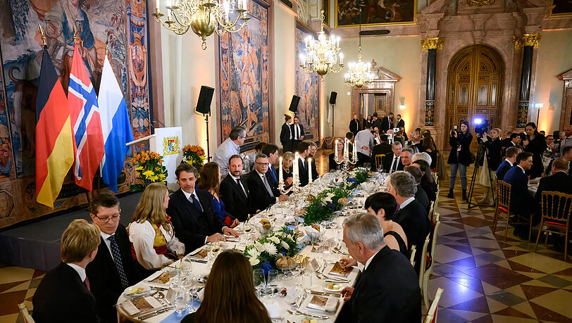 Rechts von Prinz Haakon sitzen die Wittelsbacher, während links Florian Herrrmann, Fürstin Gloria und die Neureuthers dinieren